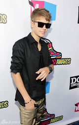 组图：贾斯汀-比伯帅气亮相颁奖礼 墨镜别致