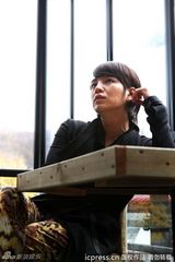 组图：韩星张根硕帅气拍写真 虎纹裤子霸气外露