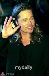 组图：布拉德-皮特韩国宣传新片 长发造型微胖