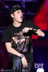 组图：朴宰范等参加HIPHOP音乐节引爆火热现场