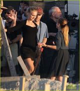 组图：娜塔莉波特曼金发黑裙身姿曼妙