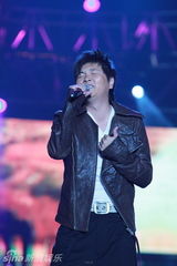 幻灯组图：江苏卫视跨年阵容强大 周笔畅眼镜被砸掉