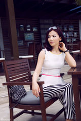 组图：刘涛街拍御姐造型享受悠闲时光