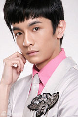 幻灯图：康飞新写真化身蝴蝶美男 讲述演员心态