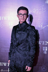 组图：陈思斯中国时装周率性利落 李泰延帅气