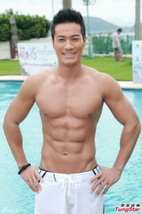 组图：亚姐穿比基尼出镜 水中嬉戏上下失守