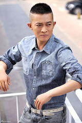 组图：杨志刚夏日牛仔写真彰显个性