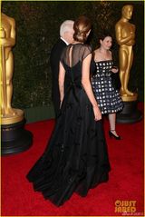 组图:朱莉亮相奥斯卡学院奖 皮特短发携子助阵