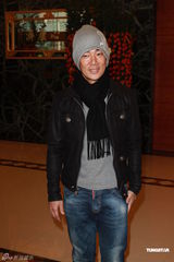 组图：任贤齐出院女友陪同 自曝儿子曾探病