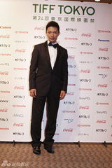 组图：李宗翰亮相东京 低调优雅显东方男子魅力   