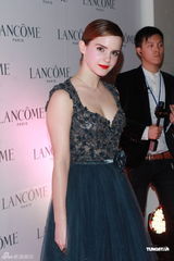 组图：艾玛-沃特森性感现身香港