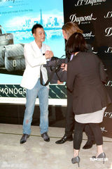 幻灯图：任达华收藏金银钻石打火机 被女儿强制戒烟