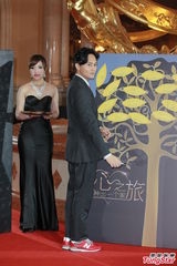 组图：榜中榜小贝贴面女主播 EXO-M西装俊朗