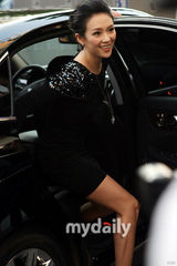 组图：章子怡参加名表派对 黑色礼服亮相高贵优雅