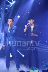 组图：快男复活赛上演 大热魏一宁裙装献唱落败