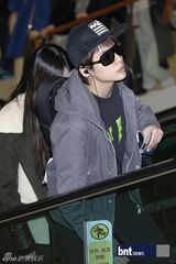 组图：f(x)少女时代Beast等亮相机场展休闲时尚风采