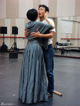 组图：王洛勇三度携手袁泉 《简爱》彩排默契十足