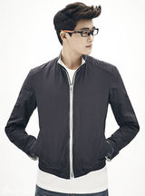 组图：朴炯植拍眼镜写真 展个性斯文双重魅力