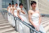 组图：个性反串毕业照致青春 婚纱民国装齐上阵