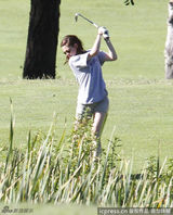 组图：斯图尔特大晒高尔夫球技 挥杆动作英气逼人