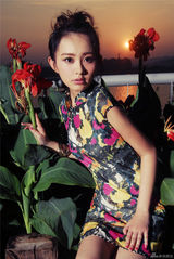 组图：孙耀琦户外写真曝光 展时尚复古风