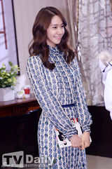 组图：允儿亮相《总理和我》公开拍摄笑颜如花