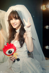 高清组图：韩星李贞贤发新曲披婚纱对话新浪