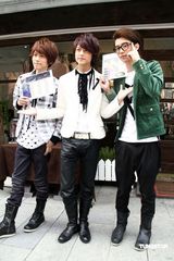 幻灯图：棒棒堂王子百万名车庆生 毛弟小杰现场献吻 