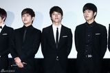 组图：韩团INFINITE正装出席演唱会电影媒体首映式