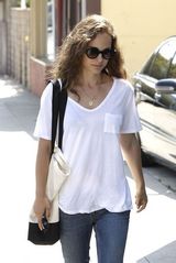 组图：娜塔莉-波特曼白衣素颜 巨星气质十足