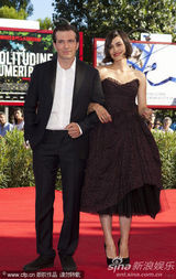 高清：《无果之路》首映女主演秀蕾丝裙 蜜挽男搭档