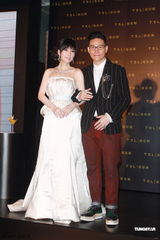 组图：周慧敏曼妙白裙女神范儿 大方秀光滑美背