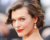 高清组图：奥斯卡红毯米拉-乔沃维奇红唇秀香肩