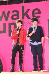 组图：倪安东陈汉典领军面包魂大队 街头发红包造势