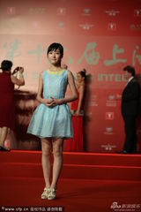 组图：徐娇亮相上影节红毯 着裙装清新可爱