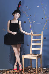 组图：王熹蛮黑天鹅造型 幻化落叶中的精灵