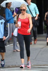 组图：40岁卡麦隆-迪亚兹街拍红色运动风