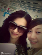 组图：张柏芝携Lucas游玩 被粉丝求合影