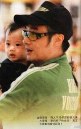 幻灯图集：吴镇宇变居家好男人 一家三口逛超市