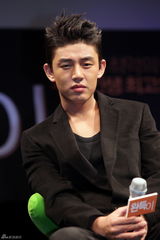 高清组图：韩星金允锡刘雅仁宣传新片《格斗少年》