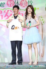 组图：田馥甄代言拒谈selina 遭乐迷索抱显尴尬