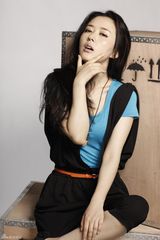 组图：颜丹晨连身裤写真秀清纯表情 演绎韵味女人