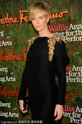 组图：群星亮相表演艺术成就奖 塞隆礼服闪耀