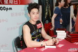 组图：吴建豪盼红馆开唱 签唱与粉丝亲密互动