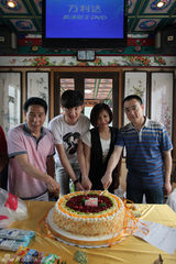 组图：于小彤北海划龙船举行成人礼