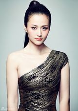 组图：杨婷婷打女写真曝光 性感帅气两肩挑