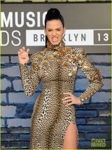 组图：凯蒂佩里紧身豹纹秀美腿 呲牙露镶钻牙套