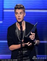 组图：比伯获奖开心熊抱老妈 演出随性抓裤裆