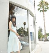 组图：辣妈章龄之国外素颜街拍 清新似少女