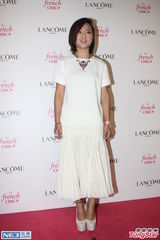 组图：周笔畅飘逸白裙脚踩恨天高 笑称正在适应